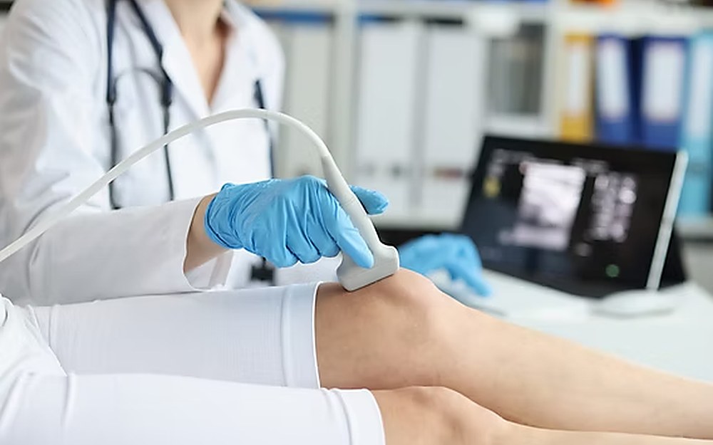 Imagem ilustrativa de exame e aplicação guiados por ultrassom em consultório